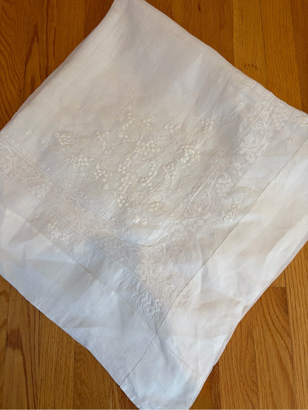 White Embroidered Linen Tablecloth - Elegant Floral Design